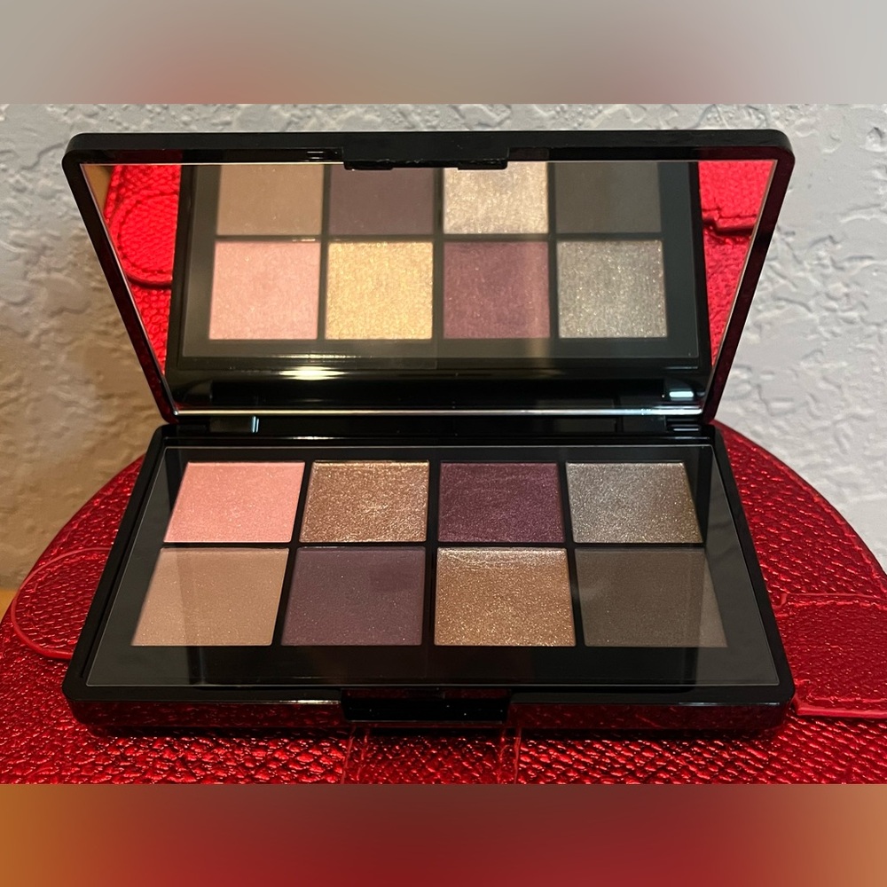 Elizabeth Arden Holiday Gift Set Case & Night & Day (2) Eyeshadow Pallets NEW